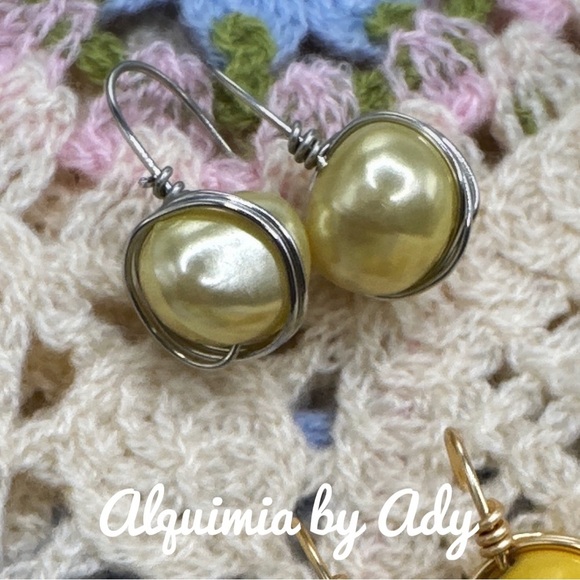Alquimia Yellow Pearl Earrings with Artistic Wire Design - Picture 1 of 1